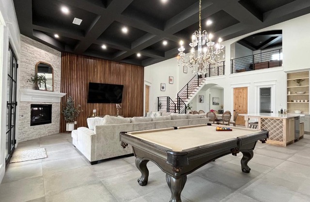 Luxury (Less than mile from AT&T Stadium/GlobeLife) GameRoom/Basketball Hoop