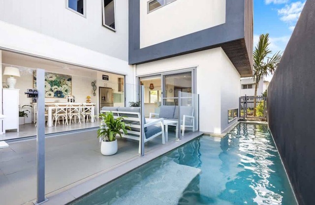 Luxury Living with Heated Pool in Birtinya