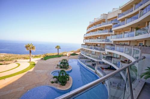 Luxury Living Apt with Massive Pool - Views and Beautiful Gardens