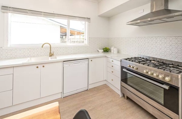 Luxury Living Central College Estate Springvale