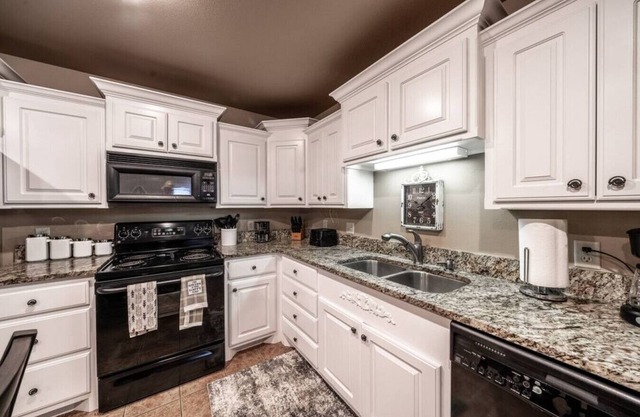 Luxury Living Duplex B - 4BR/3BA - South Lubbock
