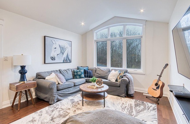 Luxury Living in custom built home 12 minutes from Hamilton Airport