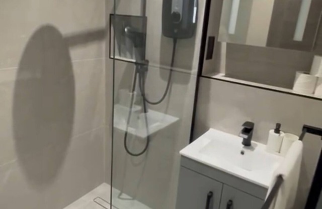Luxury Living in North London – Stylish 2BR with En-Suite & Free Parking