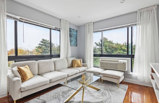 Luxury Living NYC! Gym+FreeParking+GameRoom+Deck!