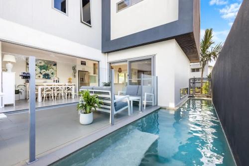 Luxury Living with Heated Pool in Birtinya