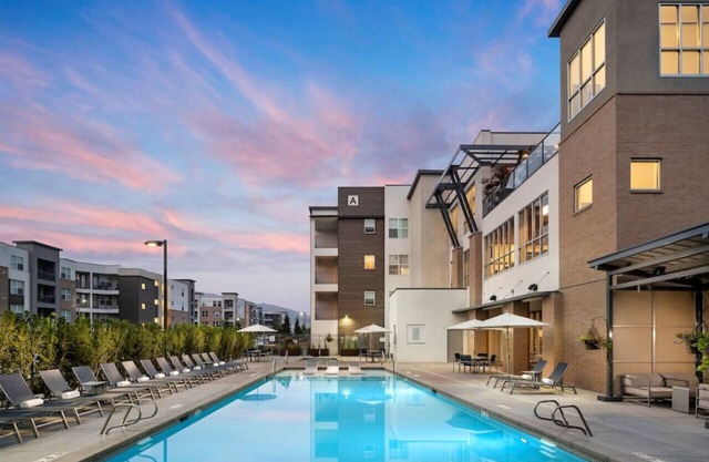 Luxury Living with Resort Amenities: King bd+Queens bd, Gym-Pool-Hot Tub, Fast Wi-Fi