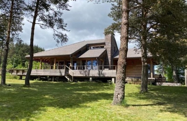 Lujoso lodge con spa privado y acceso a campo de golf y piscina, ideal para familias y grupos
