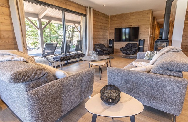 Lujoso Lodge en el Campo de Golf con Jacuzzi y Piscina Privada