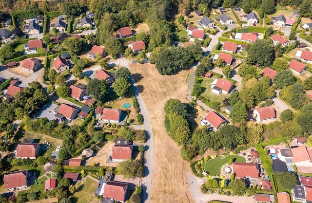 Lodge de lujo con aire acondicionado y lavavajillas, en un parque de vacaciones, junto a un lago