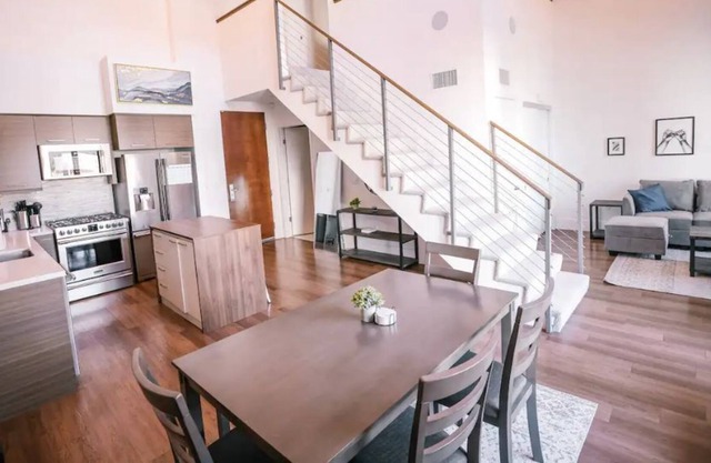 Luxury Loft Penthouse 10 mins from the Airport!