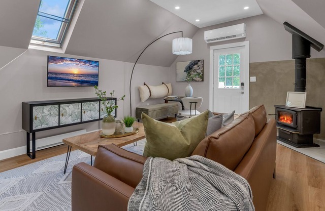 Luxury Loft - Romantic Winter Retreat w/ Hot Tub
