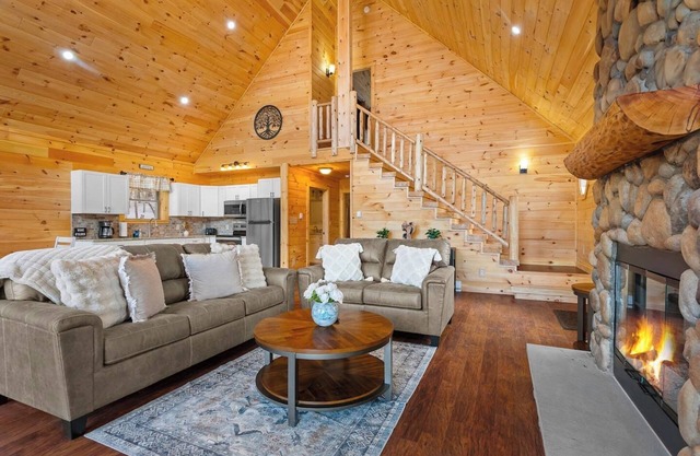 Luxury Log Cabin Lakefront, Game room & Fire Pit, Near all baseball camps