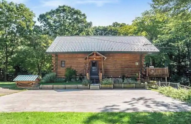 Luxury log cabin w/ access to Ford Lake! Sleep 14