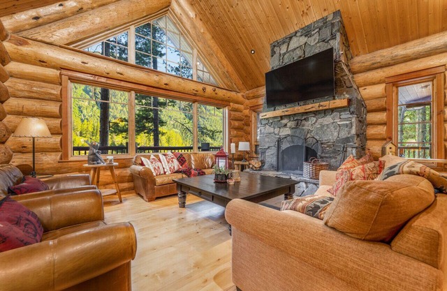 Luxury Log Chalet | Pool + Private HotTub | Ski In/Out | Overlooking Greywolf GC