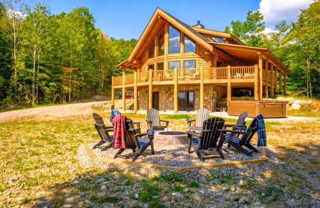 Luxury Chalet w/ Hot Tub & Mountain Views