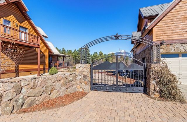 Luxury Log Ski Cabin Hot Tub Fireplace Hike Wrap Porch BBQ Wi-Fi NAU