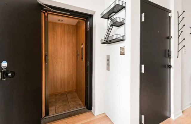 Luxury Meets Chic at Urban 2BR/2BA Condo in Roscoe Village