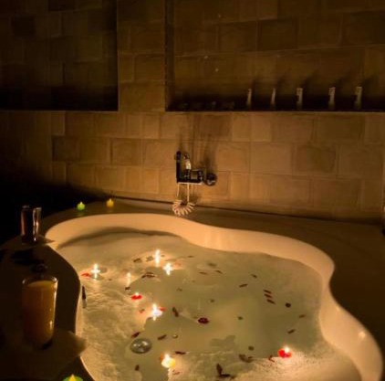Luxury Middle East pyramid &jacuzzi