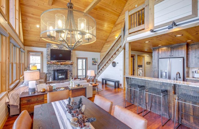 Luxury Mineral Bluff Cabin with Deck and Hot Tub!