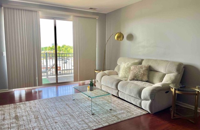 Luxury Modern Cozy 2BR Loft Top Floor with exclusive Indoor Gym, & Outside Patio