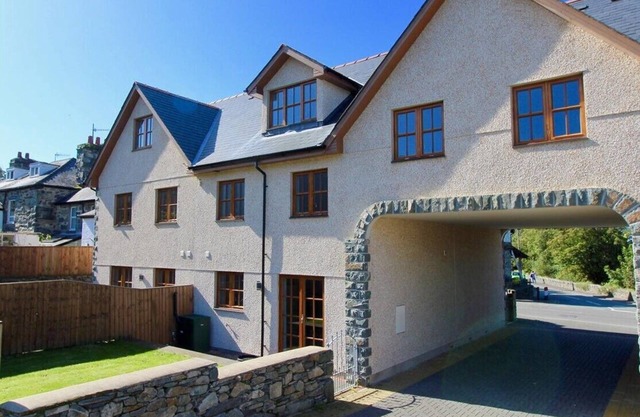 Luxury modern home in the centre of the picturesque town of Llanbedr, Harlech.