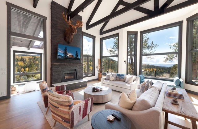 Luxury Modern Mountain Home w/ Amazing Lake & Mountain Views. 2 Miles to Purg