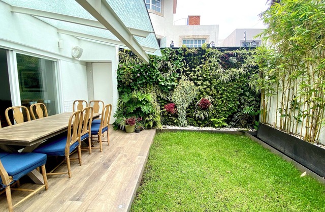 Casa moderna de Lujo: Para familias, con jardín en exclusiva y segura comunidad.