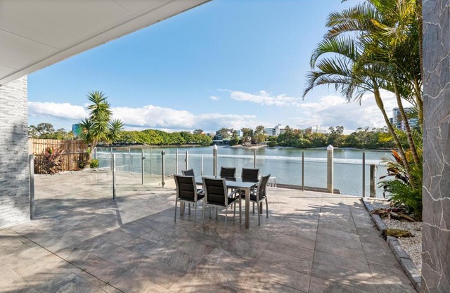 Luxury Modern Newly-renovated house with marina in Chevron Island opposite HOTA precinct