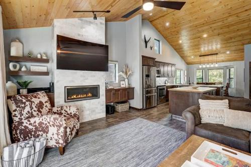 Luxury Modern Townhome-Private Hot Tub-In Town
