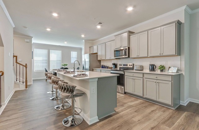 Luxury modern townhome in charming Hapeville, 7 minutes from Atlanta Airport.
