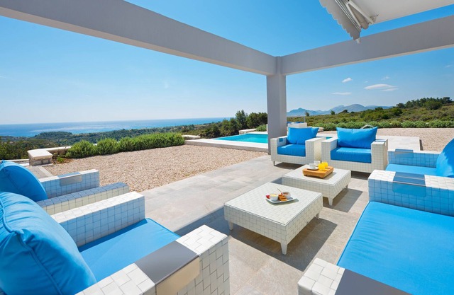 ¡Villa de lujo moderna con vistas al mar a solo 7 minutos en coche del centro de Faliraki!