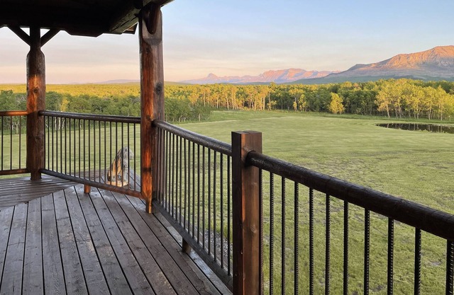 Luxury Mountain Lodge 10 minutes from Waterton Park