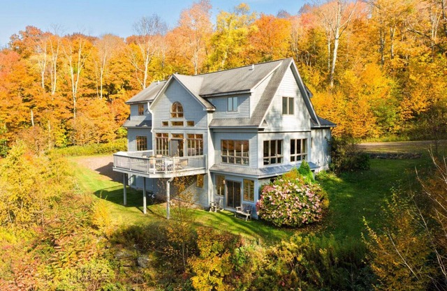 Luxury Mountaintop Estate – Spacious Retreat with Breathtaking Views