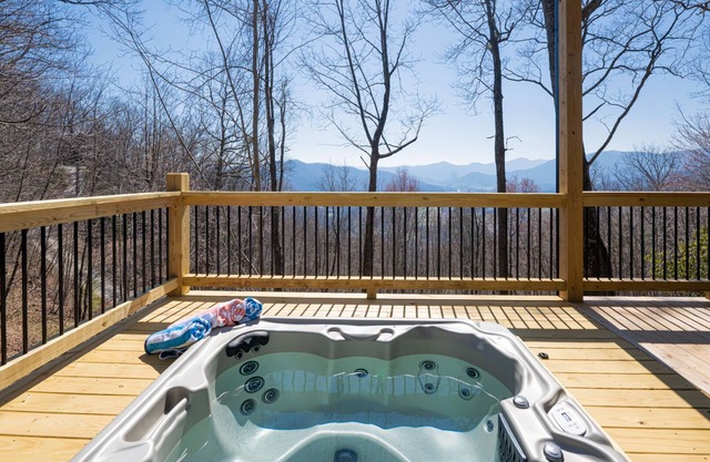Hot tub, Fire Pit, Gym, Ping Pong, Views Galore!