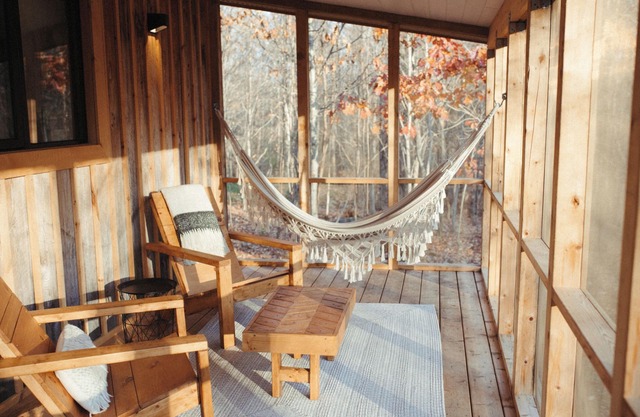 Luxury Muskoka Eco-Cabin w/ 60 Acres of Private Hiking Trails
