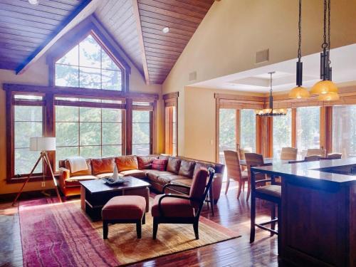 Luxury Northstar Home| hot tub| walk to ski lifts