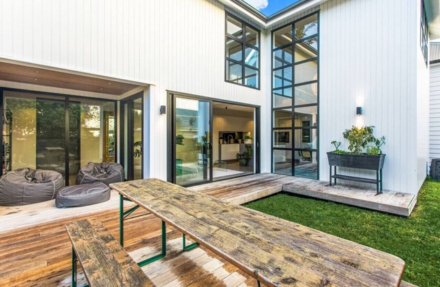 Luxury Executive Family Home with Parking & Spa