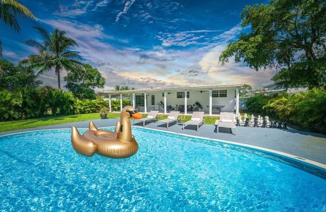 Luxury Oasis with Private Pool, Movie Theatre