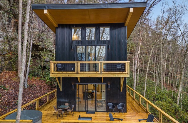 Luxury Obsidian Hideaway RRG - Hot Tub/BBQ/Pets OK - 4WD/AWD Required