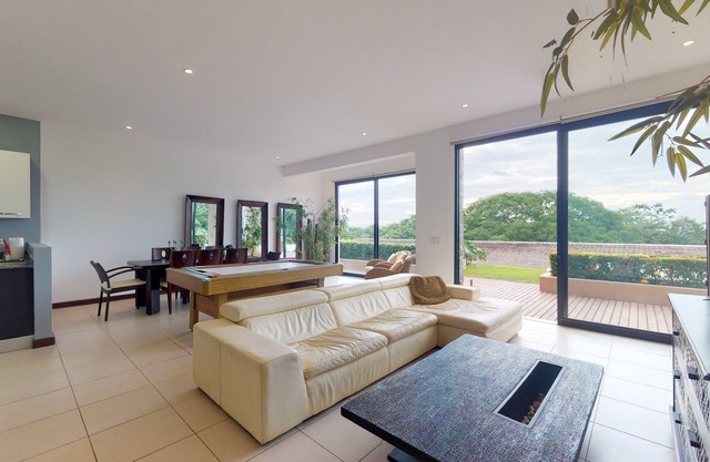 Condominio de lujo con vista al mar con piscina compartida