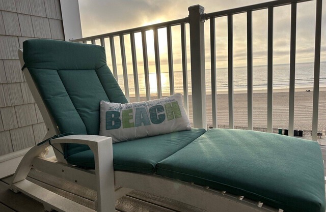 Luxury Oceanfront 2-bedroom condo with VIEWS in Hampton
