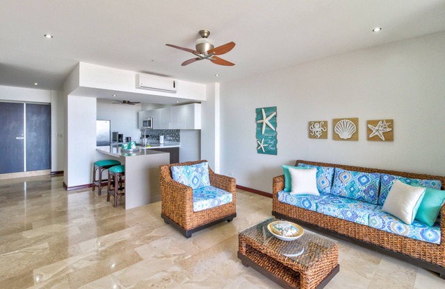 Condominio frente al mar de lujo con vistas al mar, piscina compartida y fácil acceso a la playa!