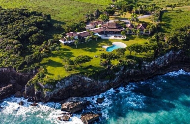 Luxury Oceanfront Villa w/ Pool and cliffside tub