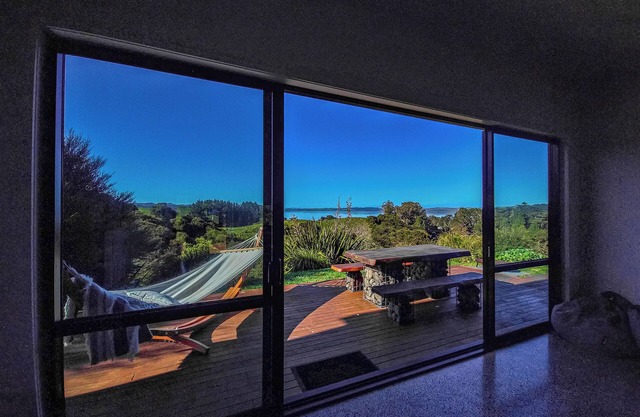 Luxury off-grid rural retreat with harbour views - 24 acres all to yourself!