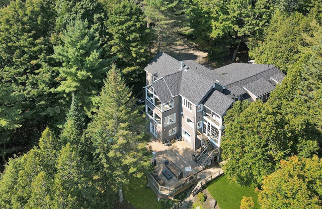 Luxury on Glen: 6BR Retreat w/ Sauna, Hot Tub & Waterslide!