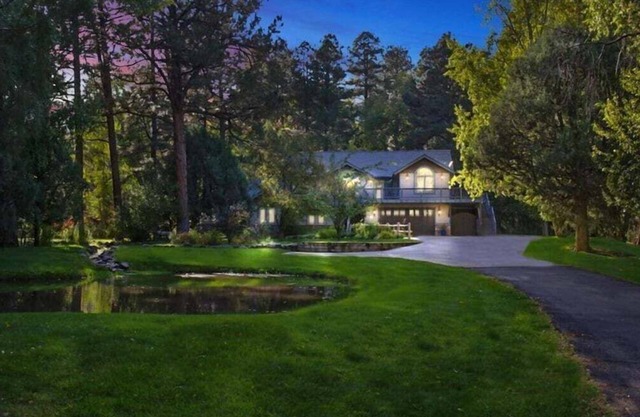 Hermosa casa junto al río ubicado en el bosque con jacuzzi privado y amplio patio, se admiten mascotas