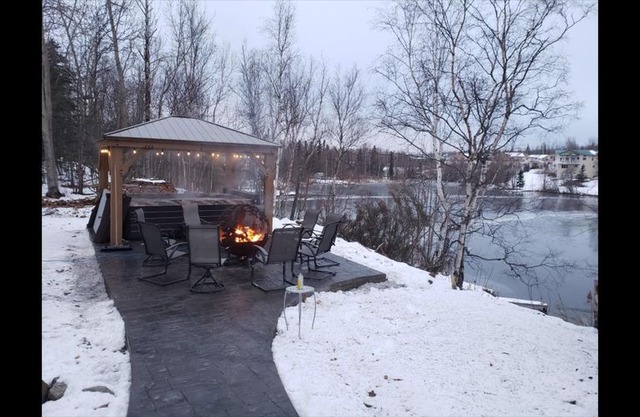 Luxury on Wasilla Lake, Movie theater room, Massage chair, Hot tub, Fire pit.