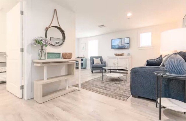 Luxury One Bedroom Condo (650S.F.)