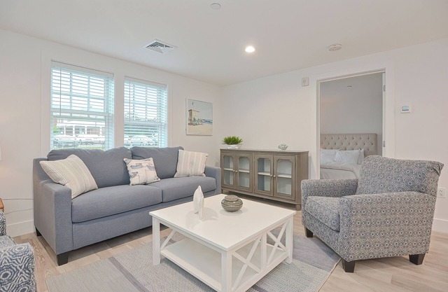 Luxury One Bedroom Condo (675S.F.)