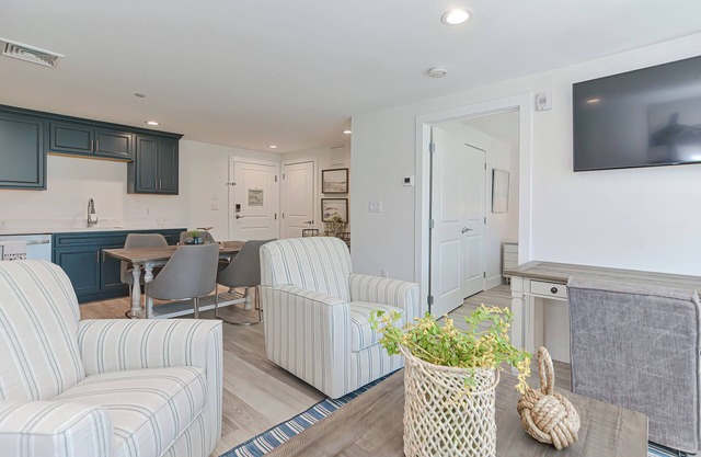Luxury One Bedroom Condo (625S.F.)